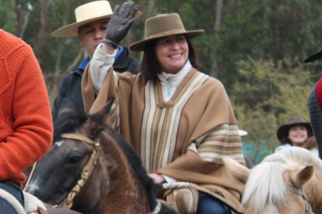 claudia faunde caballo saludando