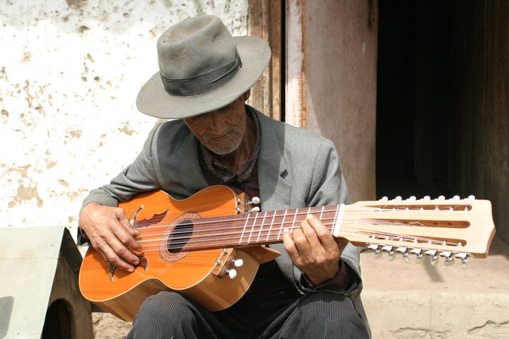 Don Osvaldo Chosto Ulloa. Guitarronero de Pirque