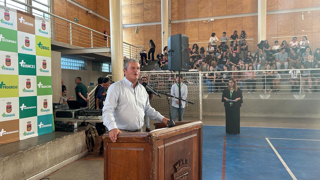 becas alcalde hablando